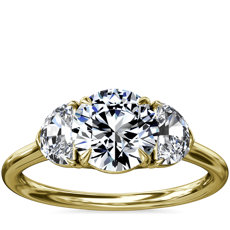 Anillo de compromiso de diamantes con piedras secundarias en forma de medialuna en oro amarillo de 18 k (1/2 qt. total)